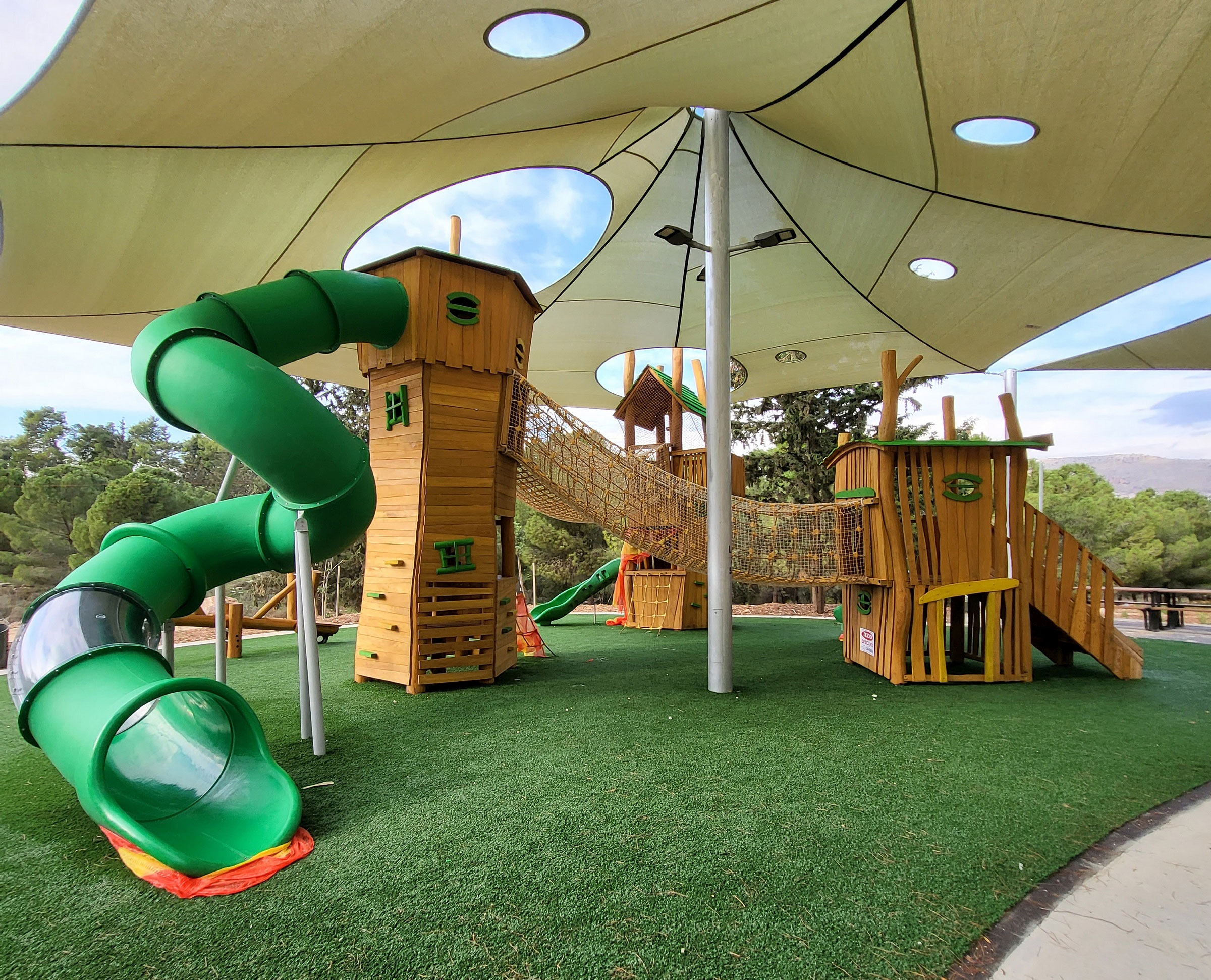 Utomhuslekplats skyddad från solen